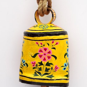 Cencerro suizo vintage de metal decorativo con relieve, pintado a mano, de animales de granja, de cobre, latón y madera, para puerta, 18 cm.