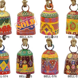 Cencerro suizo vintage de metal decorativo con relieve, pintado a mano, de animales de granja, de cobre, latón y madera, para puerta, 18 cm.
