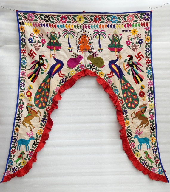 ヴィンテージ カッチ 手刺繍ドアバランス：インドのタペストリー装飾 