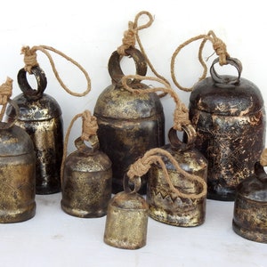Juego de 5 cencerros antiguos de metal vintage de la década de 1900, de cobre, de madera, de colección, para animales de granja, de 4, 5, 6, 8 y 10 pulgadas.