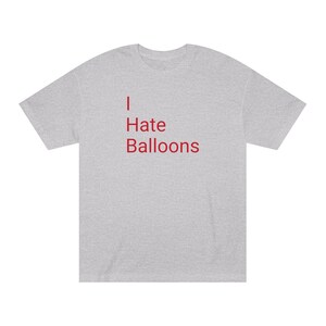 Puede incluir: Una camiseta gris jaspeada con el texto "I Hate Balloons" impreso en rojo.