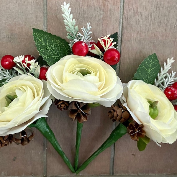 Colección bodas de invierno - Peonía en crema con bayas rojas y seno de pino seco Ojal de seda 2