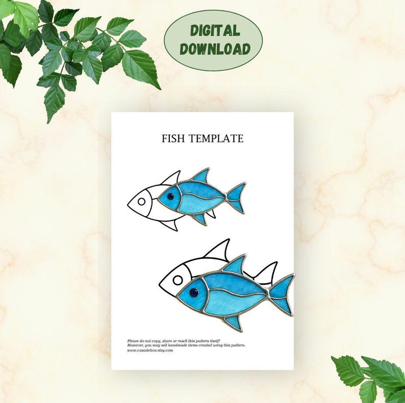 Puede incluir: Un papel blanco con el texto "FISH TEMPLATE" y dos ilustraciones de peces. Los peces est&aacute;n delineados en negro con detalles azules y blancos. La parte superior del papel tiene un &oacute;valo verde con las palabras "DIGITAL DOWNLOAD".