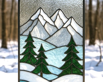 Patrón de vitral de montaña invernal: plantilla para atrapasol con paisaje nevado, panel de ventana con árboles de hoja perenne, diseño de artesanía de vidrio para manualidades navideñas.