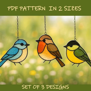 Peut inclure: Trois modèles d'oiseaux en vitrail bleu, orange et jaune, suspendus à des chaînes. Les oiseaux sont soulignés en noir et présentent des détails. L'image comprend le texte "PDF PATTERN IN 2 SIZES" et "SET OF 3 DESIGNS".