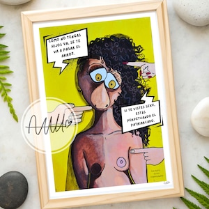 Könnte beinhalten: Ein gerahmter Kunstdruck mit einer Cartoon-Illustration einer Person mit kontrastierenden Hauttönen. Sprechblasen mit spanischem Text sind enthalten. Das Kunstwerk ist vor einem gelben Hintergrund.