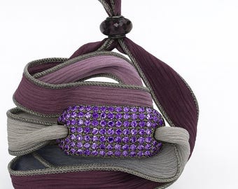 Handgefertigtes Seiden-Wickelarmband aus Sterling Silber Dog Tag Pavé mit Pink Sapphire Stecker