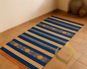 Handgewebter marokkanischer Kelim Teppich: Blauer & Safranfarbener Wollteppich- 100% authentisch und ethisch einwandfrei