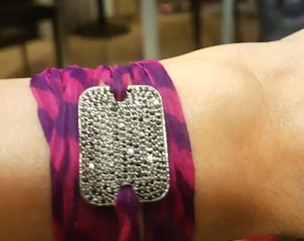 Handgefertigtes Armband 100% Seidenband ein Sterling Silber Pave Schwarz Spinell Connector-Dog-Tag-Thema