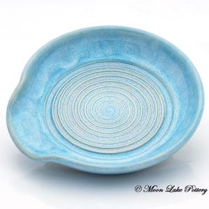 Repose-cuillère en céramique bleue, poterie au tour