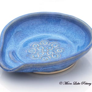 Repose-cuillère en céramique bleue, poterie au tour
