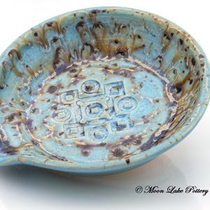 Repose-cuillère en céramique bleue, poterie au tour