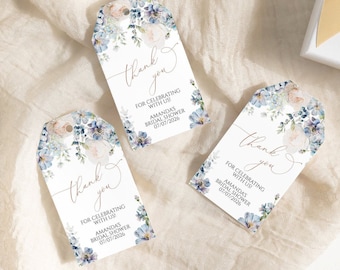 Può includere: Tre etichette di ringraziamento bianche con disegni floreali blu e rosa. Il testo sulle etichette recita "Grazie" e "Per aver festeggiato con noi il bridal shower di Amanda 07/07/2026".