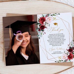 Marsala & Blush Pink Abschlussfoto Danke | EDITIERBARE Druckbereite Graduierung Dankeskarten-Vorlage | Kalligraphie Schriftklasse von 2025