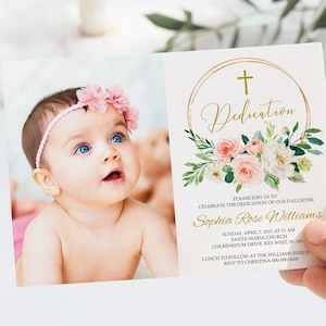 Bloementoewijdingsuitnodiging | Bewerkbare fotosjabloon | Afdrukbare uitnodiging met roze en witte bloemen | Toewijding aan meisjes, direct downloaden