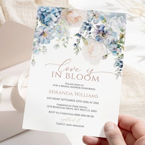 Convite para chá de panela Love is in Bloom | Modelo EDITÁVEL | Convite para brunch elegante de hortênsia azul para impressão | Cartão floral azul-poeira boho