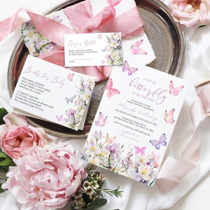 Een kleine vlinder is onderweg uitnodigingsset babyshower, BEWERKBARE afdrukbare sjabloon paarse wilde bloemen, roze vlinders babystrooisel