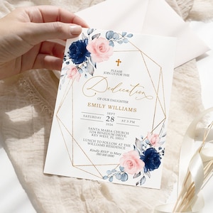 Faire-part de dédicace floral rose fard à joues et bleu marine, modèle de dédicace imprimable modifiable de fleurs roses bleu royal, faire-part de baptême cadre doré