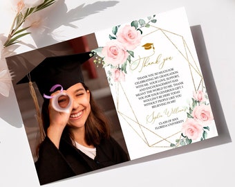 Può includere: Un biglietto di ringraziamento per la laurea con un design floreale rosa e una cornice geometrica dorata. La carta presenta una foto di un laureato con un cappello e una toga, che tiene un diploma. Il testo sulla carta dice "Grazie" e include un messaggio di gratitudine per il supporto e l'incoraggiamento. La carta include anche il nome del laureato, l'anno di corso e l'università.