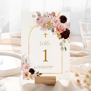Numeri da tavolo per la prima comunione in stile Boho / MODIFICABILI stampabili / Modello di arco in stile Boho con fiori rosa bordeaux e oro / Cartellini per i posti a sedere per il battesimo floreale