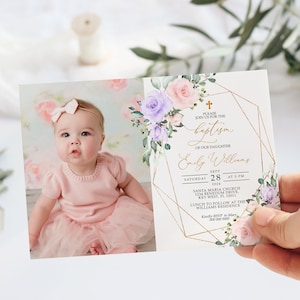 Blush Pink & Violet Blumen Foto Taufeinladung, EDITIERBARE Vorlage, Boho Lila Blumen Mädchen druckbare Taufeinladung, Goldrahmen