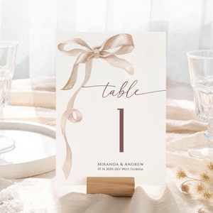 Números de mesa com laço bege | Modelo editável | Cartões de assentos de casamento bege para impressão | Design minimalista com fita aquarela Mocha Taupe