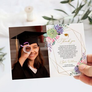 Foto de formatura floral suculenta, obrigado, modelo de cartão de agradecimento de formatura para impressão EDITÁVEL, classe de script de caligrafia moderna de 2024