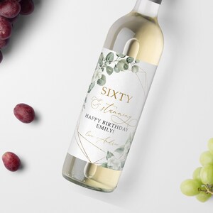 Salie groene eucalyptus verjaardag wijnetiketten, BEWERKBARE sjabloon, afdrukbare witte bloemen en gouden verjaardagslabel, cadeauwijntag, elke leeftijd