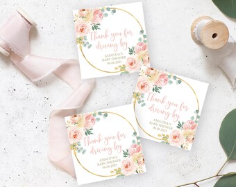 Puede incluir: Tres tarjetas cuadradas blancas con un círculo dorado y un diseño floral. El texto en las tarjetas dice "Gracias por pasar" con el nombre del Baby Shower de Amanda y la fecha 05.06.2023.
