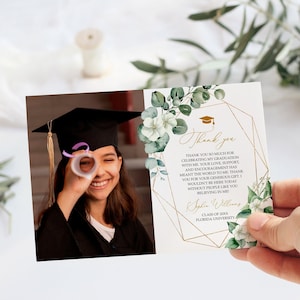 Foto de graduación de eucalipto verde salvia gracias, plantilla de tarjeta de agradecimiento de graduación boho imprimible EDITABLE, clase de guión moderno de 2024