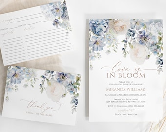 Könnte beinhalten: Eine blaue und weiße florale Einladung zur Bridal Shower mit dem Text "Love is in Bloom" und dem Namen der Braut, Miranda Williams. Die Einladung enthält Datum, Uhrzeit und Ort der Shower. Die Einladung enthält auch den Text "RSVP an Christina 1000-000-0000" und "Target und Amazon".
