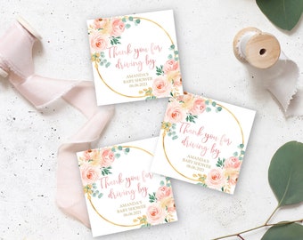 Puede incluir: Tres etiquetas de favor florales rosas y doradas con el texto "Gracias por pasar" y el nombre "Baby Shower de Amanda" con la fecha "08.08.2021".