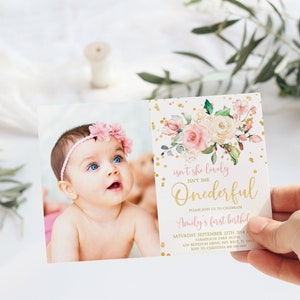 EDITABLE Invitación de primer cumpleaños del bebé floral rosa rubor, plantilla de invitación de primer cumpleaños con foto imprimible, brillo dorado, ¿no es ella onederful?