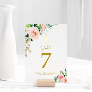Florale Kommunion Tischnummern, EDITIERBARE Vorlage, druckbare Boho Blush Pink & Weiße Blumen Taufe Sitzkarten, Goldenes Kreuz