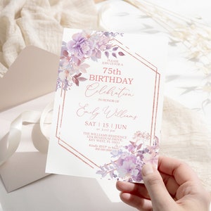 Faire-part 75e anniversaire fleurs violettes, modèle MODIFIABLE, invitation d'anniversaire imprimable cadre or rose élégant pour femmes, inviter les femmes de tout âge