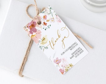 Puede incluir: Una etiqueta de agradecimiento blanca con ilustraciones florales rosas y doradas. El texto dice "Gracias por celebrar con nosotros la Baby Shower de Amanda 12/12/2024".