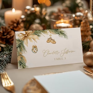 Weihnachtsdusche Tischkarte | Bearbeitbare Namenskarten mit Kiefer und Goldschleife | Sitzkarten für Babyparty zum Ausdrucken | Ornamenten und Kinderwagen Design