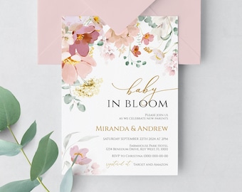 Op de afbeelding: Een baby shower uitnodiging met een bloemenontwerp in roze, wit en groene tinten. De tekst luidt "baby in bloom" en bevat de namen "Miranda & Andrew" en de datum "22 september 2024".