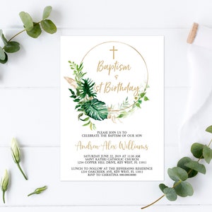 Może przedstawiać: Biała karta zaproszenia z złotym okręgiem i zielonymi liśćmi. Tekst brzmi "Baptism & 1st Birthday" i zawiera imię "Andrew Alex Williams".