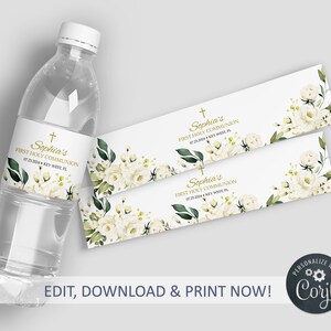 Può includere: Etichetta per bottiglia d'acqua con fiori bianchi e foglie verdi. L'etichetta dice "Sophia's First Holy Communion" con una data e un luogo. L'etichetta è progettata per una festa di prima comunione.