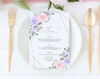 Op de afbeelding: Een huwelijksmenukaart met een bloemmotief met roze en paarse bloemen. Het menu bevat voorgerechten, hoofdgerechten, desserts en een mimosa-bar. De tekst op de kaart luidt "Menu", "Voorgerechten", "Hoofdgerechten", "Desserts" en "Mimosa-bar".