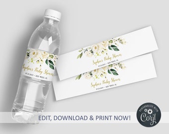 Könnte beinhalten: Wasserflaschenetiketten mit weißen Blumen und goldener Schrift. Die Etiketten lauten "Sophia's Baby Shower" und enthalten das Datum und den Ort der Veranstaltung.