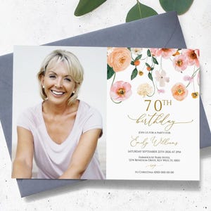 Pfirsich & Blush Blumen-Geburtstagseinladungs-Vorlage | Mohnblumen-Geburtstags-Einladung für Frauen | Druckbare Foto Geburtstagseinladung | Jedes Alter