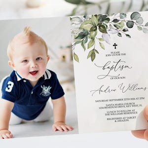 d'invitation photo de baptême de verdure | Faire-part de baptême imprimable modifiable | Motif Eucalyptus et feuilles d'olivier | Carte religieuse