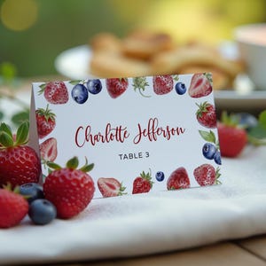 de marque-cartes de visite aux fraises et myrtilles | Carte de table avec nom imprimable MODIFIABLE |  carte de visite guidée de fête des fruits d'été | TÉLÉCHARGER