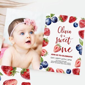 Erdbeere & Blaubeere erste Geburtstagseinladung | EDITIERBARE Beere Sweet Foto Geburtstagsvorlage | Druckbares Sommer Obst ""Sweet One"" Einladen."