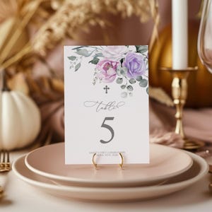 Blush rosa und lila Blumen Tischnummern Taufe Kreuz | Bearbeitbare Vorlage | Druckbare Sitzplatzkarten | Boho Silber Akzente