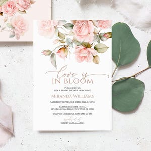 Love is in Bloom Uitnodiging vrijgezellenfeest | BEWERKBARE afdrukbare brunchsjabloon met zachte rozenbloemen | Elegante blos roze roos bloemenkaart