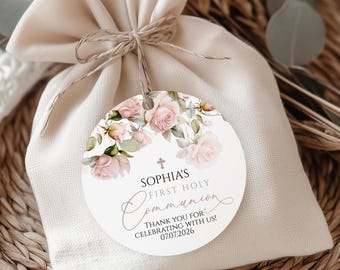 Könnte beinhalten: Ein weißer runder Geschenkanhänger mit rosa Blumenillustrationen und dem Text "Sophia's First Holy Communion" und "Thank you for celebrating with us! 07.07.2026".