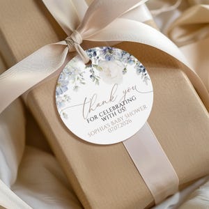 Médaillon de faveur d'hortensia bleu élégant | Modèle d'autocollants ronds de remerciement MODIFIABLE | Étiquette de cadeau nuptiale imprimable fleurs bleu poussiéreux | Fête prénatale